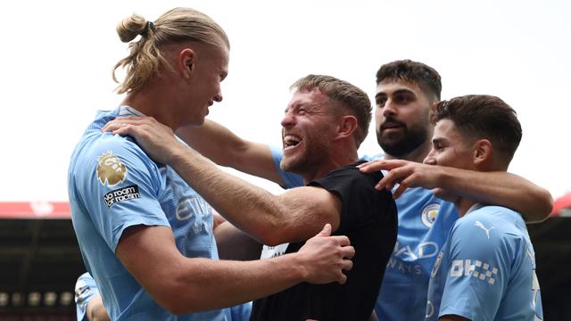 Sosok Penyusup yang Peluk dan Cium Erling Haaland di Laga Sheffield Utd vs Man City