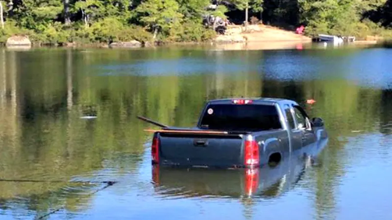 Pemilik Ceroboh, Mobil Bak Terbuka Masuk Danau