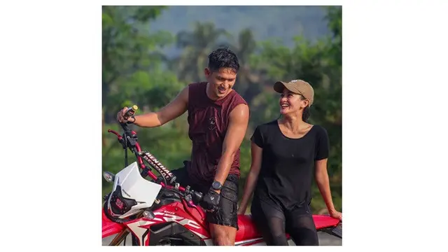 7 Potret Ibnu Jamil dan Ririn Ekawati saat Touring dengan Motor Trail, Seru Banget