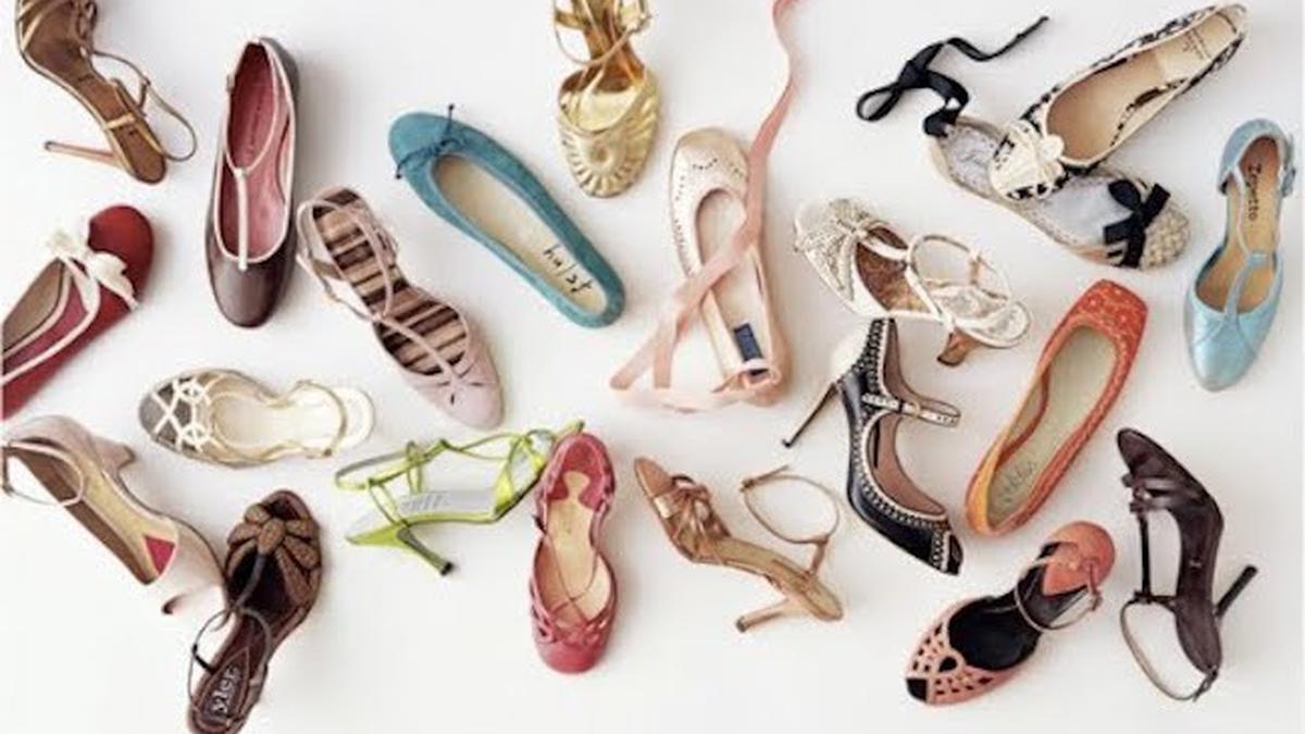 туфли женские много. женщина куча обуви. много тапок. разная обувь. много туфель.