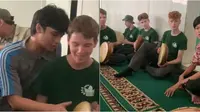 Momen sekelompok remaja bule belajar memainkan alat musik rebana. (Sumber: TikTok/gianseptikurniawan)
