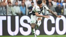 Penyerang Juventus asal Argentina bernomor punggung 11, Nico Gonzalez, menendang bola selama pertandingan sepak bola Seri A Italia antara Juventus dan Napoli di Stadion Juventus di Turin pada tanggal 21 September 2024. (Isabella BONOTTO/AFP)