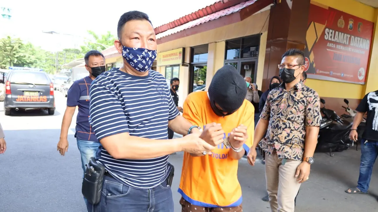 Polisi menangkap AR, guru SMP perakit senpi ilegal. (Dian Kurniawan/Liputan6.com)