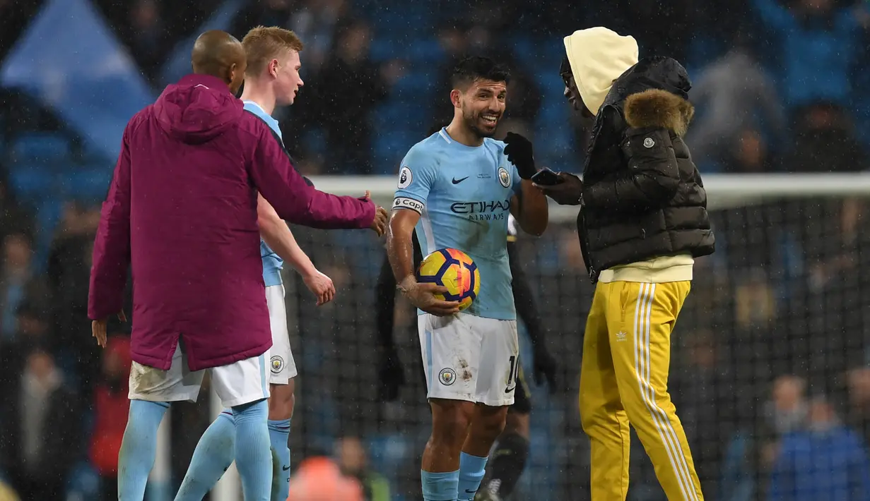 Sergio Aguero. Striker Argentina berusia 33 tahun yang telah pensiun bersama Barcelona pada Desember 2021 ini pernah mencetak 4 gol dalam satu laga di Liga Inggris musim 2017/2018, musim ke-7 ia berseragam Manchester City. Momen itu terjadi di pekan ke-27 saat Man City menjamu Leicester City, 10 Februari 2018 dalam laga yang berakhir 5-1. Di akhir musim ia menempati posisi ketiga dalam daftar top skor dengan 21 gol di bawah Mohamed Salah dan Harry Kane. (AFP/Paul Ellis)
