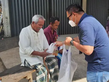 Warga korban gempa saat menerima bantuan di Pasaman Barat, Sumatera Barat, Jumat (26/2/2022). BRI memberikan bantuan tanggap darurat Peduli Bencana Gempa Pasaman Barat berupa ratusan paket makanana cepat saji. (Liputan6.com/HO/CSR BRI)