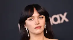 Ekspresi Olivia Cooke saat menghadiri Penayangan Perdana Dunia Serial Drama Asli HBO "House of the Dragon" di Academy Museum of Motion Pictures di Los Angeles, California (27/7/2022). Olivia Cooke juga tampil cantik dengan anting berkilau yang ia pakai. (Frazer Harrison/Getty Images/AFP)