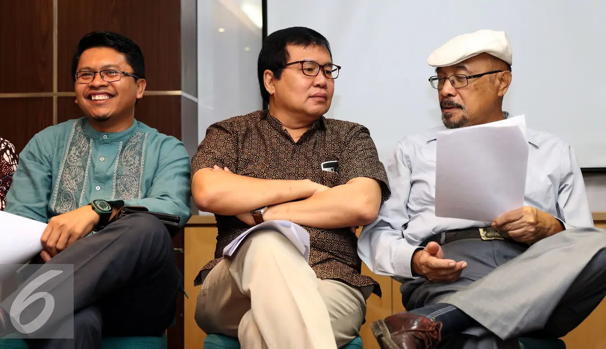 Aktivis berbincang usai membacakan komunike bersama revisi UU anti terorisme di Jakarta, Kamis (8/12). Mereka menilai revisi UU No 15 tahun 2003 tetap harus berpijak pada mekanisme criminal justice system model. (Liputan6.com/Helmi Fithriansyah)