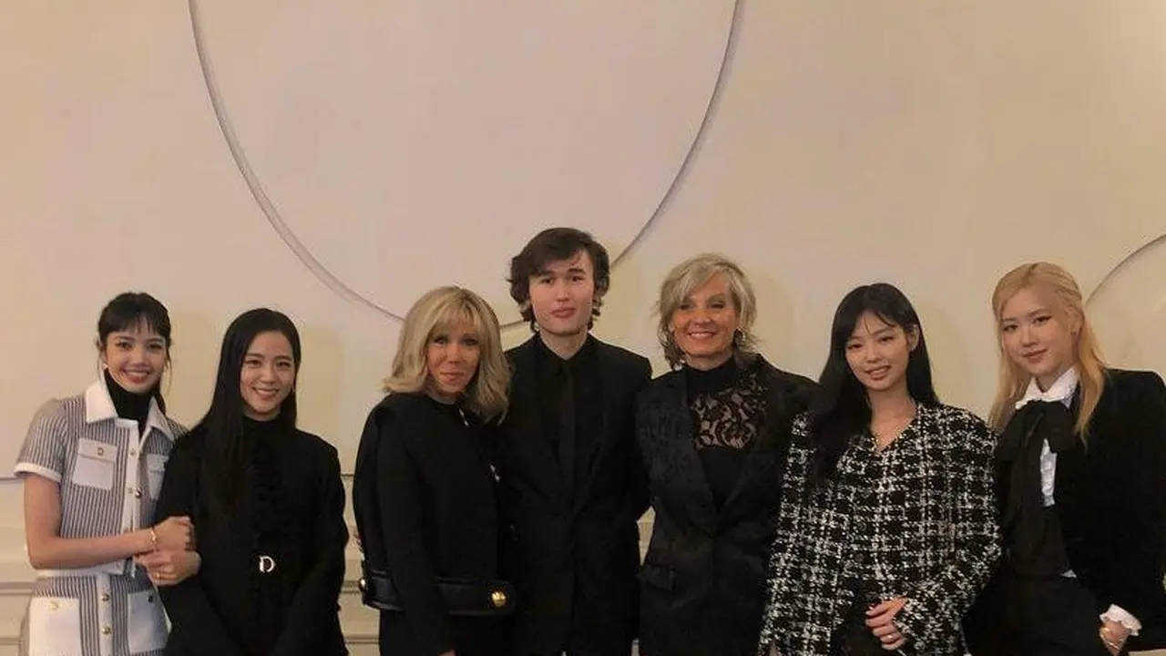 Gaya Monokrom BLACKPINK Foto Bareng Ibu Negara Prancis di Acara Amal