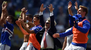 Presiden Sampdori, Massimo Ferrero dan pemain berselebrasi usai pertandingan di Liga Serie A Italia di Stadion Luigi Ferraris di Genoa (24/9). Sampdoria menang 2-0 atas AC Milan lewat gol Duvan Zapata dan Ricardo Alvarez. (AFP Photo/Filippo Monteforte)