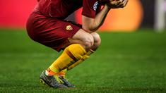 Ekspresi kekecewan pemain AS Roma, Alessandro Florenzi pada leg kedua, babak 16 Liga Champions yang berlangsung di Stadion Do Dragao, Porto, Kamis (7/3). AS Roma kalah 1-3 kontra Porto (AFP/Patricia de Melo)