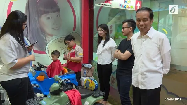 Ditengah kesibukannya dalam pekerjaan  Presiden Jokowi menyempatkan diri ke sebuah Mall, di Jakarta Pusat. Jokowi mengantar Sang cucu Jan Ethes Sri Narendra, untuk potong rambut.