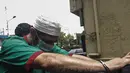 Artis Claudio Martinez dengan tangan di borgol usai rilis narkoba di Polres Jakarta Barat, Jumat (9/11). Claudio ditangkap dikediamannya di Pondok Kukusan Permai No 54 jalan KH Usman Rt 003/004 Kec Kukusan Kota Depok, Jabar. (Liputan6.com/Faizal Fanani)