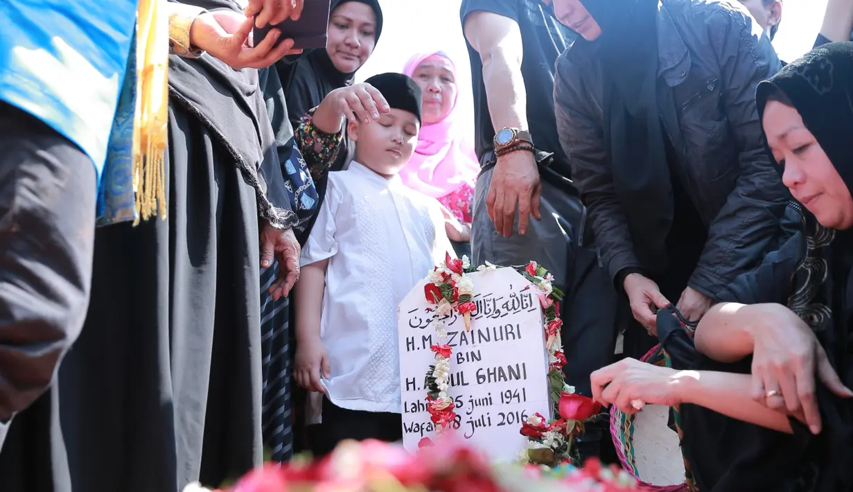 Suasana haru mewarnai pemakamannya. Isak tangis, istri, anak serta cucu saat mengantarkan ke peristirahatan terakhirnya di daerah Pondok Kacang, Ciledug. (Adrian Putra/Bintang.com)