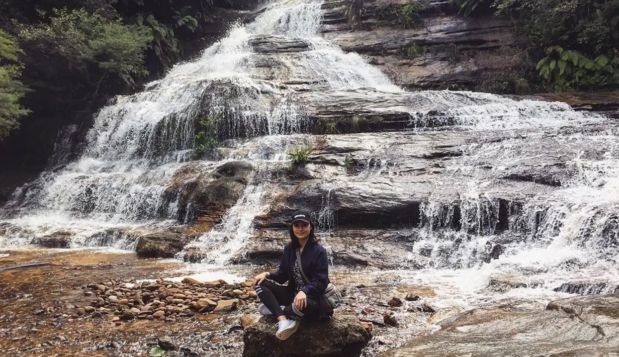 Pemeran film "Crazy Love" saat berkunjung di Katoomba Falls, Australia. Nampaknya, wanita berusia 22 tahun ini suka dengan wisata alam. (Liputan6.com/IG/tatjanasaphira)