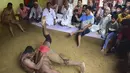 Dua pegulat bertarung dalam pertandingan gulat tradisional di Prayagraj pada 21 Agustus 2023. (AFP/Sanjay Kanojia)