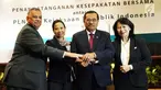 Menteri BUMN Rini Soemarno (kedua kiri) berjabat tangan dengan Jaksa Agung HM Prasetyo (kedua kanan), Dirut PLN Sofyan Basir (kiri), dan Jamdatun Loeke Larasati Agustina usai penandatangan kesepakatan di Bali, Kamis (12/4). (Liputan6.com/Pool/PLN)