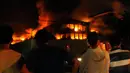 Kebakaran yang terjadi sejak sore hingga malam hari ini diduga karena korsleting listrik (Liputan6.com/Faisal R Syam)