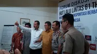 Menkominfo Rudiantara bersama dengan Dirlantas Polda Metro Jaya Kombes Syamsul Bahri, Dirbinmas Polda Metro Jaya Kombes Pol Budi Widjanarko, dan Managing Director Grab Indonesia dalam Diskusi HUT Lalu Lintas ke-61. 