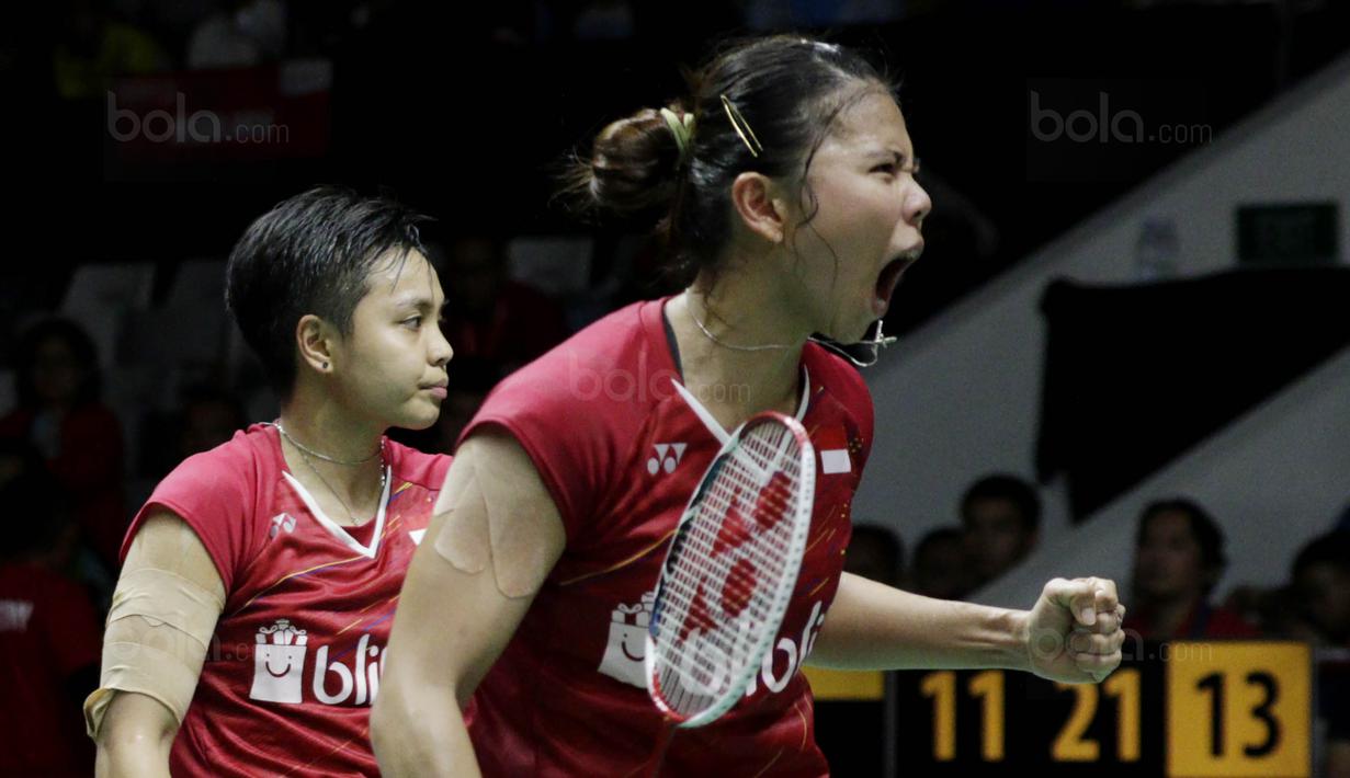 Ganda putri Indonesia, Greysia Polii/Apriyani Rahayu, saat melawan wakil Korsel, Lee So-hee/Shin Seung-chan pada laga Indonesia Masters 2018 di Istora Senayan, Sabtu (27/1/2018). Greysia/Apriyani menang 21-11, 17-21, 21-17. (Bola.com/M Iqbal Ichsan)