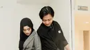 Sebagai pelengkap, lagu "Tak Satu Cerita" juga dilengkapi dengan video musik yang menarik. Dengan visual yang apik, video musik yang diperankan langsung oleh Njan dan Nabila itu mampu membawa pendengar lebih dalam merasakan emosi yang terkandung di dalam lirik lagu. (Liputan6.com/IG/@rizwanfadilah.a.s)