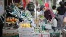 Orang-orang yang mengenakan masker memilih buah dan sayur di sebuah toko di Tokyo, Jepang (27/6/2020). Pemerintah kota metropolitan Tokyo mengonfirmasi 54 kasus infeksi baru COVID-19, menandai hari kelima berturut-turut penambahan kasus harian baru di ibu kota tersebut. (Xinhua/Du Xiaoyi)