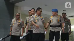 Kabareskrim Komjen Listyo Sigit Prabowo bersama jajaran kepolisian bersiap menggelar jumpa pers di Polda Metro, Jumat (27/12/2019). Kepolisian merilis pelaku penyerangan terhadap penyidik senior KPK, Novel Baswedan yang merupakan anggota Polri berinisial RM dan RB. (Liputan6.com/Herman Zakharia)