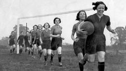 Pesepak bola wanita asal Inggris sedang melakukan pemanasan sebelum menjalani latihan rutin. ( AFP )