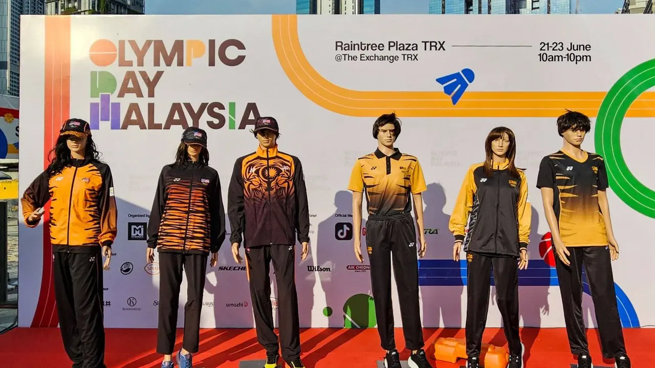 Seragam atlet Malaysia di Olimpiade Paris dipamerkan dalam sebuah acara di Kuala Lumpur, 23 Juni 2024. Baju kontingen Malaysia itu mendapat kecaman para fans. (AFP)
