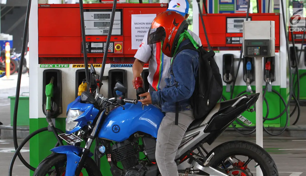 Pengendara mengisi bahan bakar minyak (BBM) di SPBU Abdul Muis, Jakarta, Jumat (2/2). Kenaikan harga minyak dunia berpotensi mendorong inflasi. (Liputan6.com/Angga Yuniar)