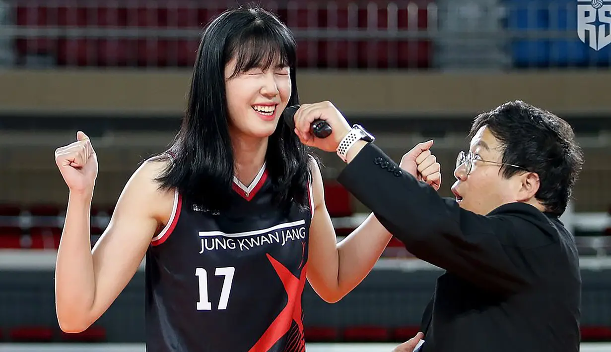 Jung Ho-young yang berusia 22 tahun dan berposisi sebagai middle blocker ini telah membela Daejeon Jungkwanjang Red Sparks sejak musim 2019/2020. Red Sparks menjadi tim profesional pertamanya, setelah sebelumnya hanya membela dua klub tingkat sekolah, yaitu Gwangju Physical Education Middle School dan Sunmyung Girls' High School. (Instagram@red_sparks)