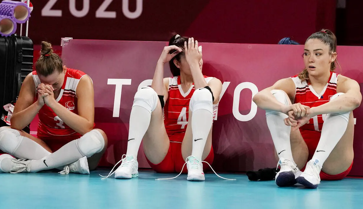 Para pevoli putri Turki tak mampu menutupi kekecewaan usai ditaklukkan Korea Selatan pada laga perempat final Olimpiade Tokyo 2020 di Ariake Arena, Rabu (4/8/2021). (Foto: AP/Frank Augstein)