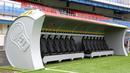 Sebuah bangku cadangan pemain milik klub Victoria Plzen yang berbentuk kaleng bir raksasa di Stadion Mesta Plzne, Republik Ceko, 26 Juli 2017. Terdapat 14 kursi di dalam bangku cadangan berbentuk bir tersebut. (Martin Skala/FC Viktoria Plzen via AP)
