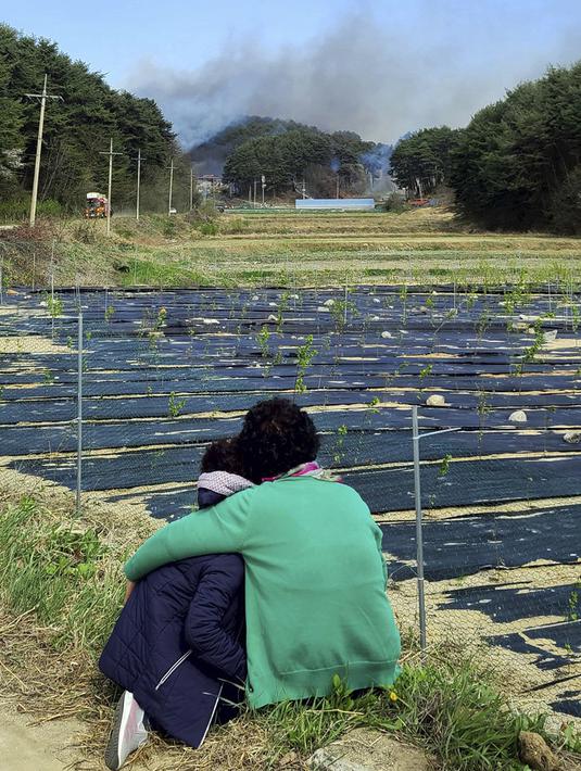<p>Administrasi Meteorologi Korea mengatakan angin di daerah Gangneung bertiup dengan kecepatan 103 kilometer per jam pada Selasa sore. Angin kencang juga memaksa operator kereta api untuk membatalkan setidaknya selusin kereta penumpang dengan rute antara Gangneung dan kota pesisir timur lainnya seperti Donghae dan Samcheok. (You Hyung-jae/Yonhap via AP)</p>