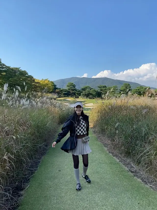 6 Gaya Uhm Ji Won Si Pemeran Antagonis Little Women di Lapangan Golf, Enerjik bak Remaja