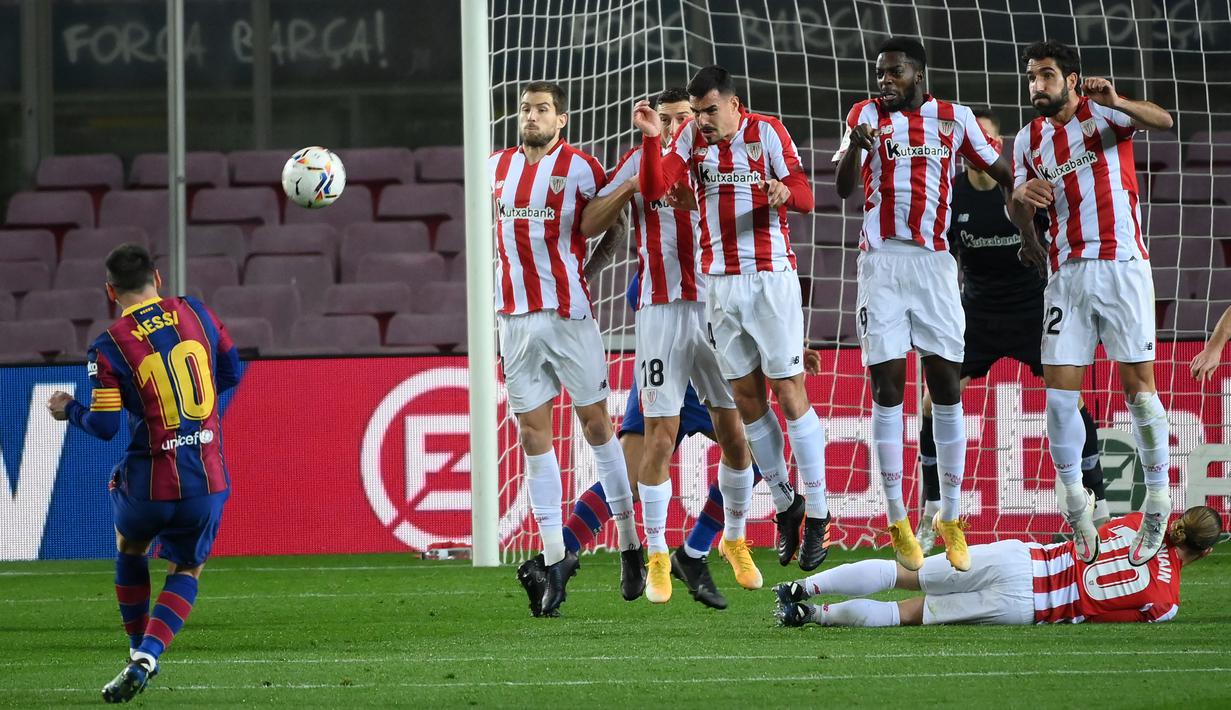 Lionel Messi (kiri) mencetak gol tendangan bebas indah saat Barcelona menang 2-1 atas Athletic Bilbao di Camp Nou. (Foto: AFP/Lluis Gene)