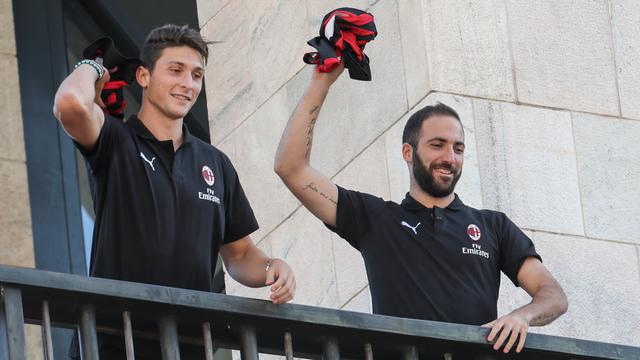 Gonzalo Higuain dan Mattia Caldara