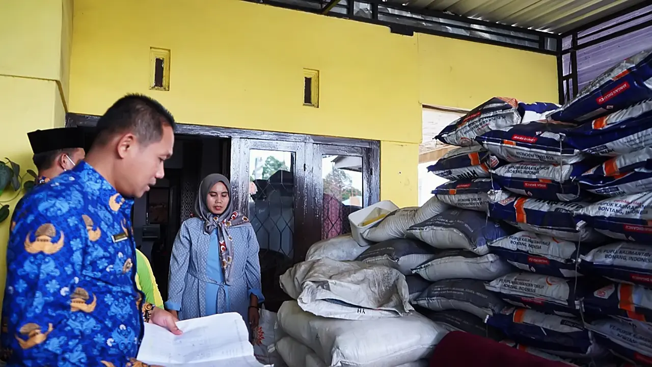 Bupati Lumajang Thoriqul Haq sidak pupuk bersubsidi di kois- kios pupuk untuk memastikan stok pupuk aman. (Istimewa).
