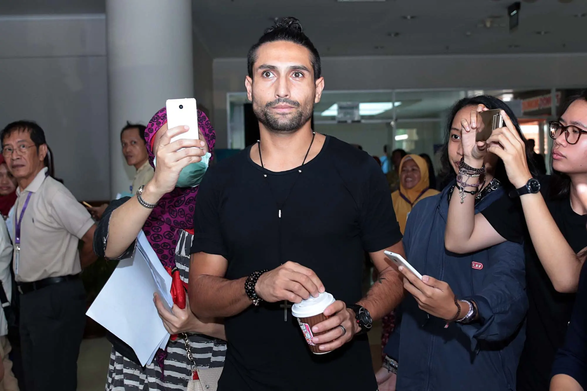 Rekan selebritis jenguk Julia Perez di RSCM (Deki Prayoga/bintang.com)