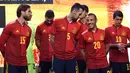 Pemain Timnas Spanyol Sergio Ramos (kiri) serta Sergio Busquets (tengah) dan Santi Cazorla (kanan) saat presentasi jersey baru untuk Piala Eropa 2020 di Las Rozas de Madrid, Spanyol, Selasa (12/11/2019). Timnas Spanyol memperkenalkan jersey baru untuk menyambut Piala Eropa 2020. (OSCAR DEL POZO/AFP)