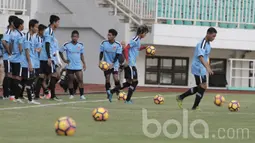Pemain Timnas Myanmar menggelar latihan jelang pertandingan uji coba melawan Timnas Indonesia U-22. Myanmar membawa 21 pemain, 10 di antaranya merupakan pemain senior. (Bola.com/M iqbal Ichsan)