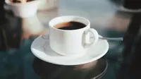 Kopi dalam cangkir putih. (dok. Unsplash/Emre)
