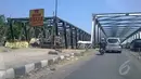 Disebelah kiri adalah Jembatan Comal yang ditutup, sedangkan sebelah kanan dibuka dengan sistem buka tutup, Jumat (1/8/14). (Liputan6.com/Irna Gustiawati)