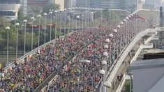 Ribuan atlet melintasi jembatan yang berada di atas sungai Danube sesaat setelah dimulainya Vienna City Marathon 2018 di Wina, Austria, Minggu (22/4). Acara lari maraton ini diikuti  peserta dari berbagai negara. (AP Photo /Ronald Zak)