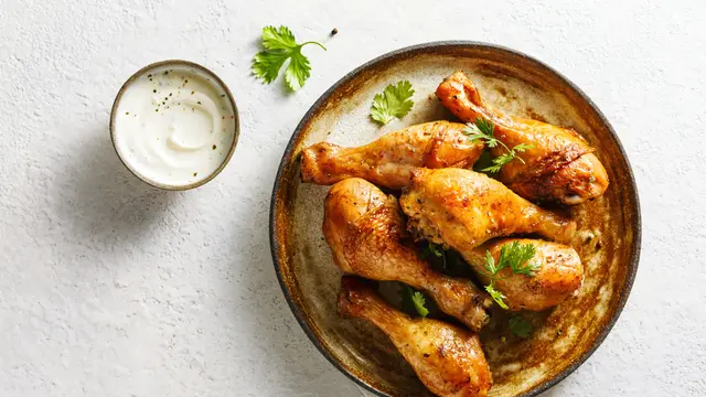 Biar Empuk dan Nggak Keras, Begini Cara Menggoreng Daging Ayam yang Benar