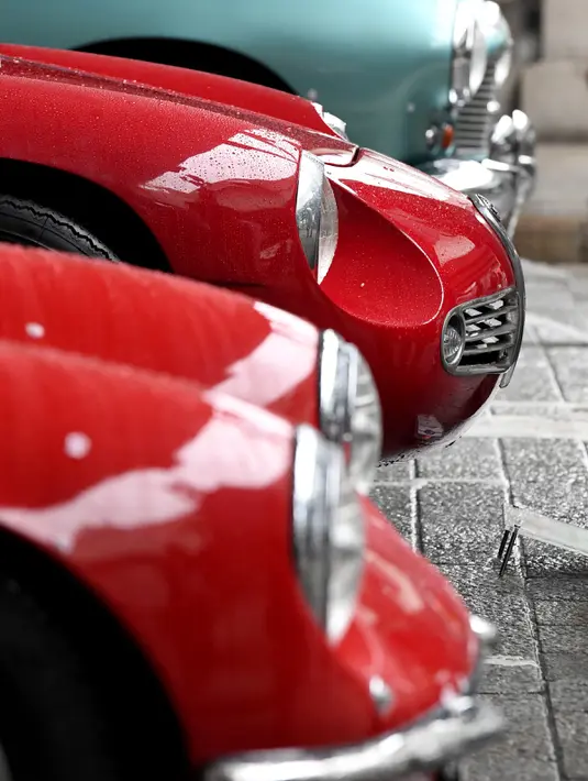 Sejumlah mobil klasik dan antik dipajang saat pameran Japan Classic Automobile 2017 di jembatan Nihonbashi di Tokyo, Jepang (9/4). Dalam pameran itu, sebanyak 20 mobil klasik dari 1924 hingga 1981 dipamerkan. (AFP/Toshifumi Kitamura)