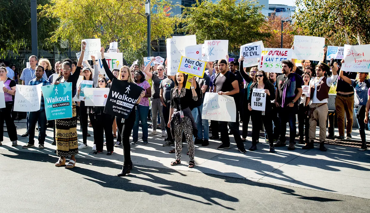 Karyawan Google melakukan aksi protes terkait pelecehan seksual yang terjadi di perusahaannya di Kantor Pusat Mountain View, California, AS,  Kamis (1/11). Aksi ini diikuti ribuan karyawan Google. (AP Photo/Noah Berger)