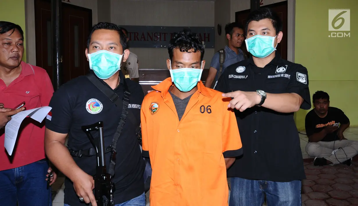 Petugas menggiring tersangka pemilik barang bukti 225 kg ganja saat rilis di RS Polri Kramat Jati Jakarta, Rabu (30/8). Satresnarkoba Polda Metro Jaya menggagalkan peredaran 225 kg ganja asal Aceh. (Liputan6.com/Helmi Fithriansyah)
