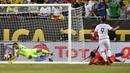 Kiper Cile, Claudio Bravo, mengamankan gawangnya dari serangan pemain Kolombia pada laga semifinal Copa America Centenario 2016 di Stadion Soldier Field, Chicago, AS, Kamis (23/6/2016) pagi WIB. (AFP/Nelson Almeida)