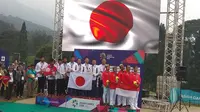 Indonesia (kanan) meraih medali perunggu cabang olahraga paralayang beregu putra kategori lintas alam pada Asian Games 2018. (Liputan6.com/Alby Azka)