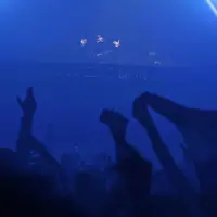 Aksi DJ Alan Walker saat tampil dipanggung Invasion 2017 yang bertajuk Lost In Wonderland di Jakarta, Jumat (22/9). DJ asal Norwegia tersebut menampilkan sejumlah lagu miliknya diantaranya Faded, Sing Me To Sleep dan Alone. (Liputan6.com/Herman Zakharia)